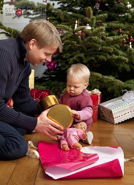 Vater  Baby Eröffnung Weihnachtsgeschenk