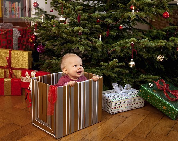 Baby spielt im Weihnachtsgeschenk