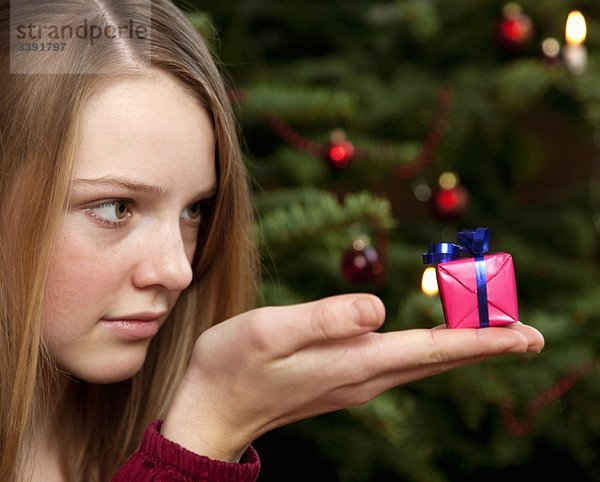 Mädchen mit kleinem Weihnachtsgeschenk