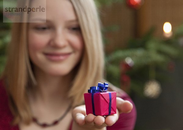 Mädchen mit kleinem Weihnachtsgeschenk