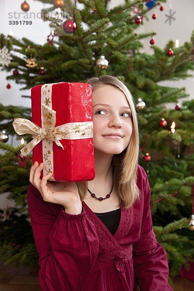 Mädchen mit Weihnachtsgeschenk