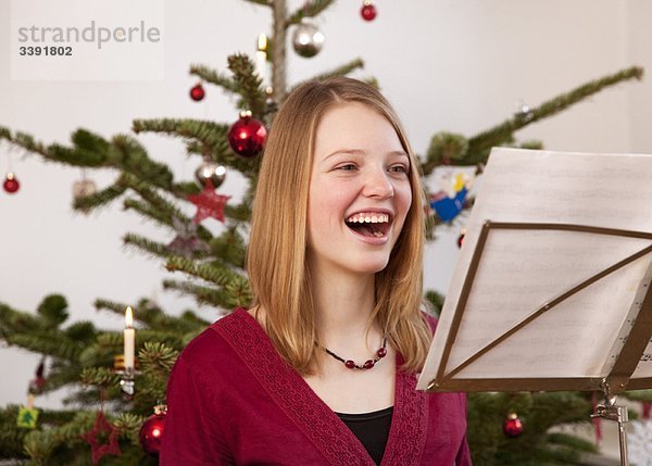 Mädchen singt Weihnachtslieder