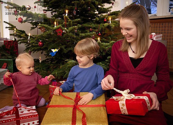 Junge  Baby  Mädchen mit Weihnachtsgeschenken