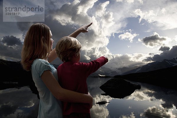 Junge und Mädchen beobachten den Himmel