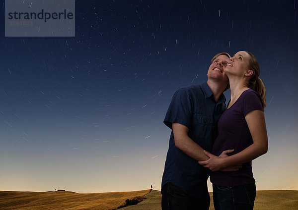 Paar beim Beobachten des Sternenhimmels