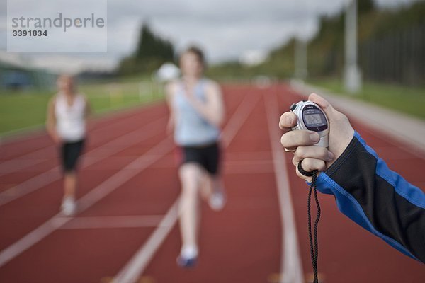 2 Athletinnen und Stoppuhr