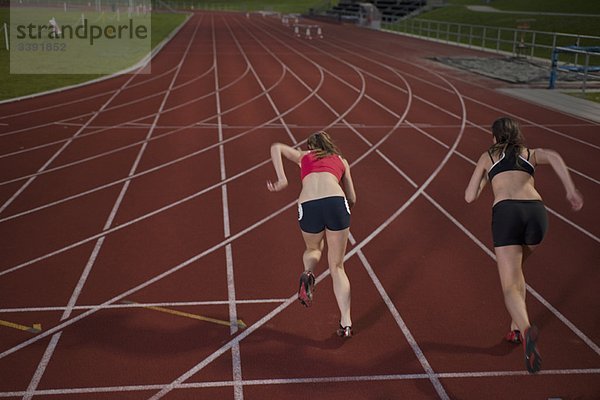 2 Athletinnen im Sprint