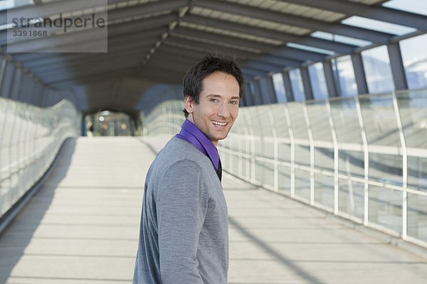 Geschäftsmann bei skywalk