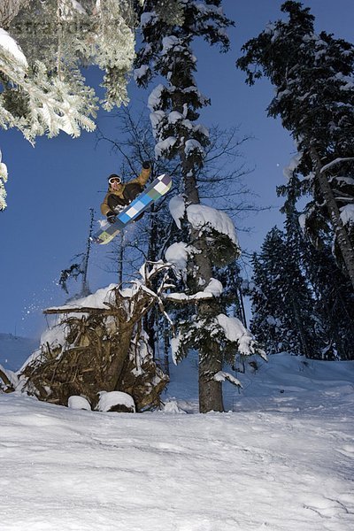 Ein Snowboarder beim Springen