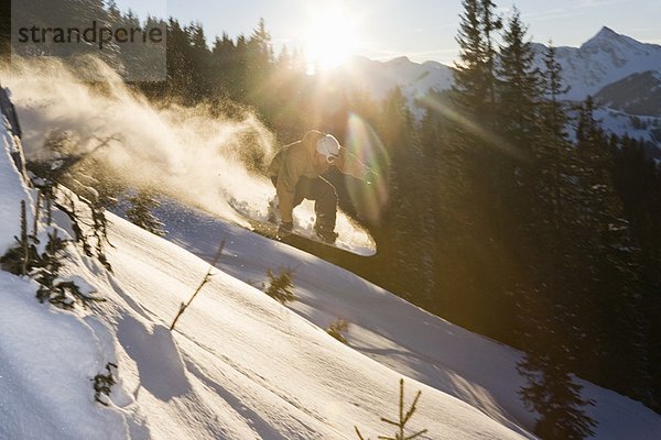 Ein Snowboarder beim Springen