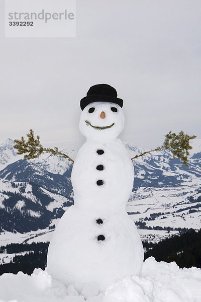Ein Schneemann in einer Winterlandschaft