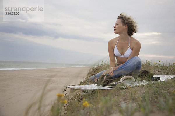 Frau mit Blick auf den Strand