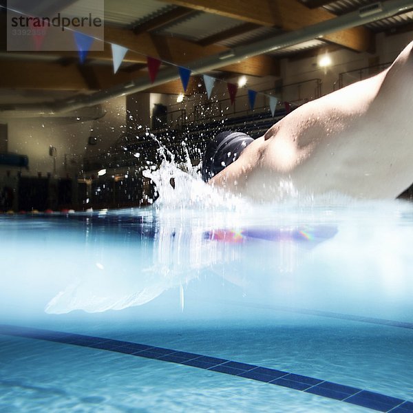 Mann taucht in einen Pool ein