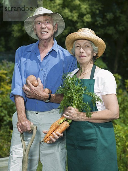Seniorenpaar mit Gemüse