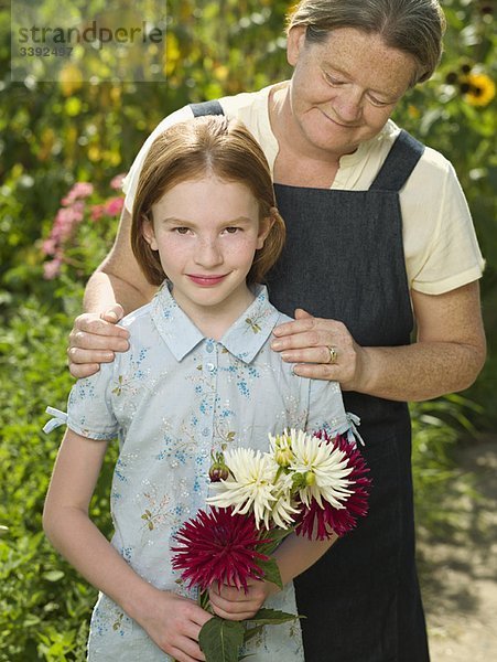 Eine Mutter  die stolz ihre Tochter hält.