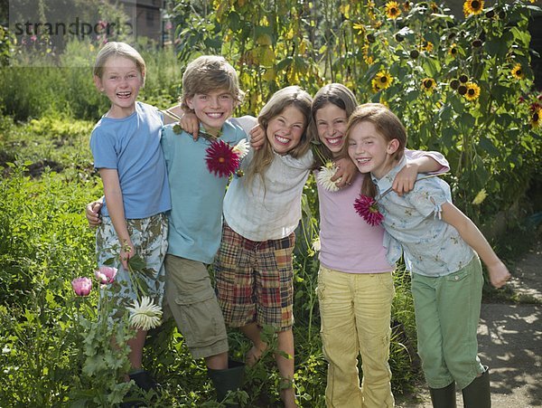 Eine Gruppe von Freunden in einem Garten