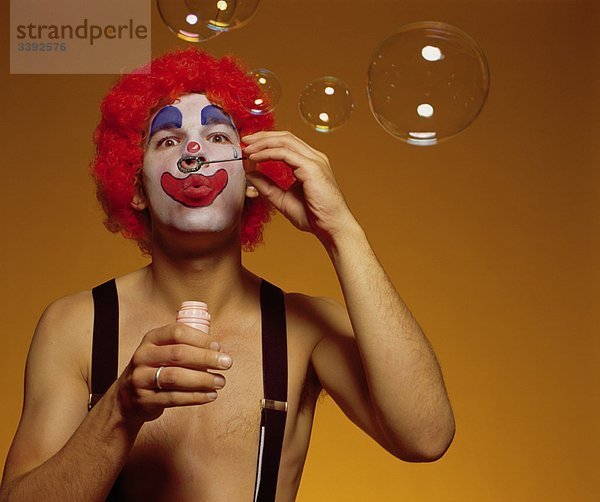 Clown bläst Blasen