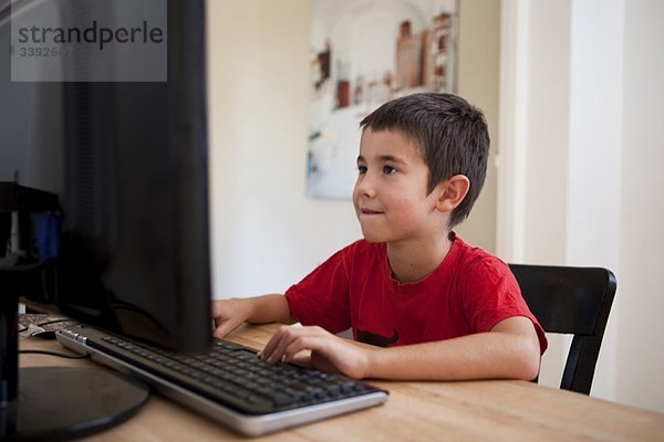 kleiner Junge am Computer