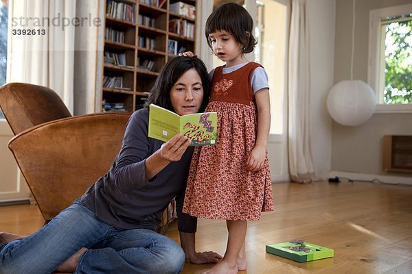 Mutter liest der Tochter vor