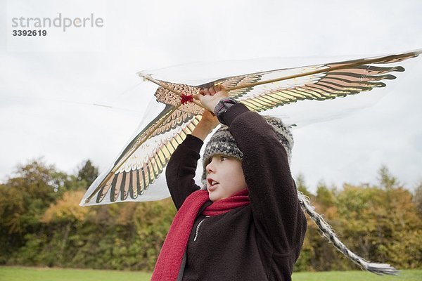 Junge fliegt einen Drachen