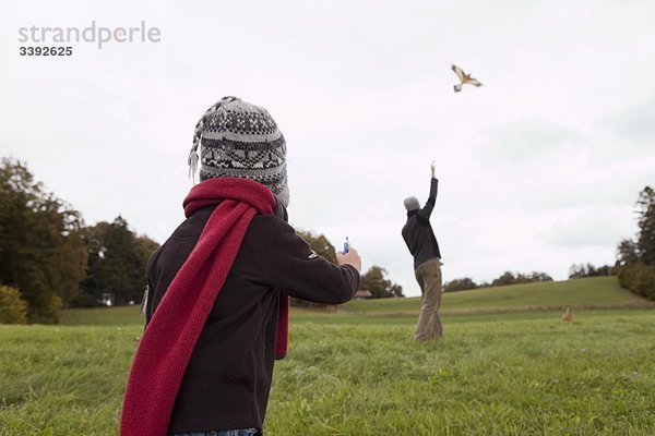 Vater und Sohn fliegen einen Drachen