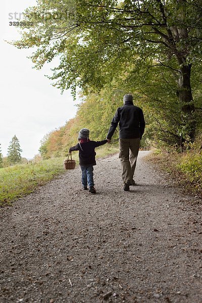 Vater und Sohn beim Spaziergang