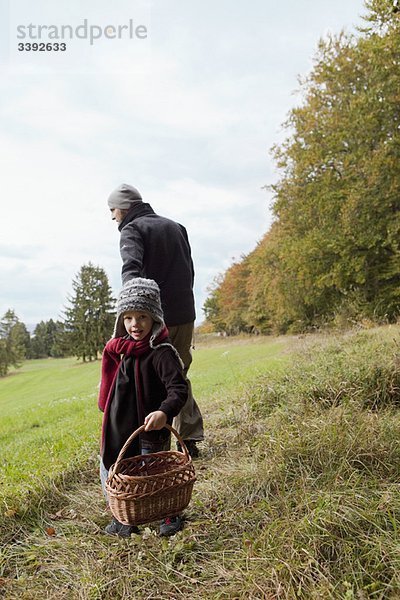 Junge mit Korb im Rückblick