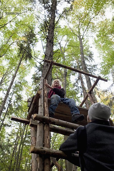 Junge auf einer Stange