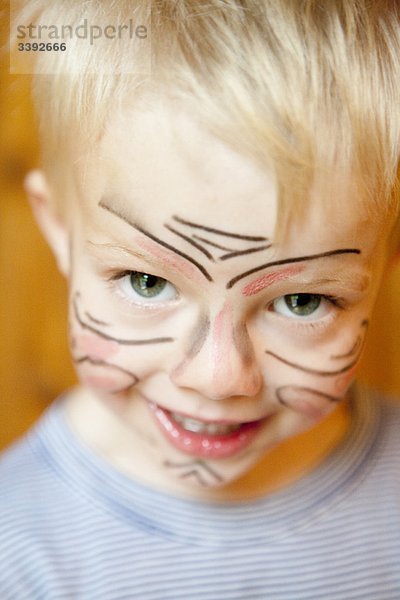 Junge mit gemaltem Gesicht