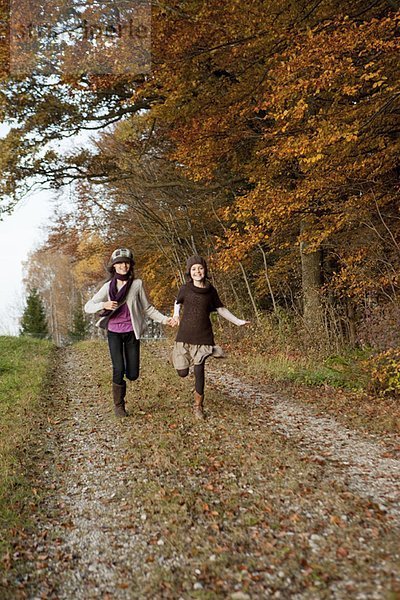 Zwei Mädchen laufen