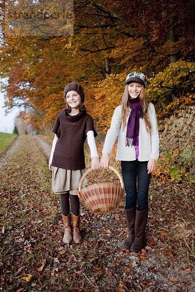 Zwei Mädchen mit einem Korb