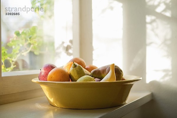 Obstkorb auf einer Fensterbank