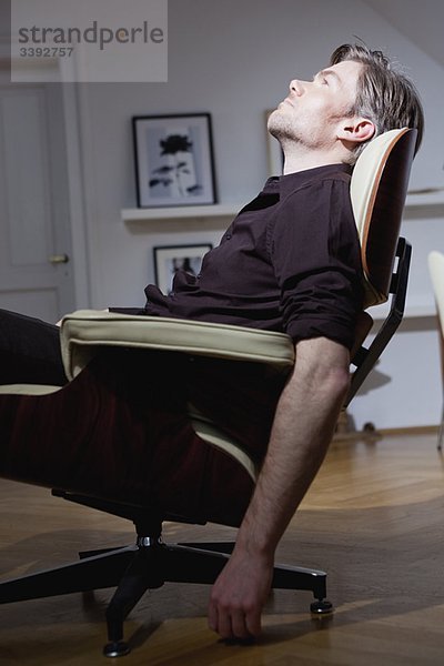 Mann entspannt sich im Stuhl