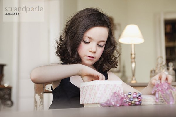 Mädchen erkundet den Inhalt des Pakets