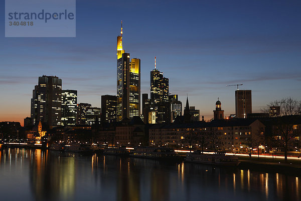 Skyline von Frankfurt in der Abenddämmerung  Deutschland