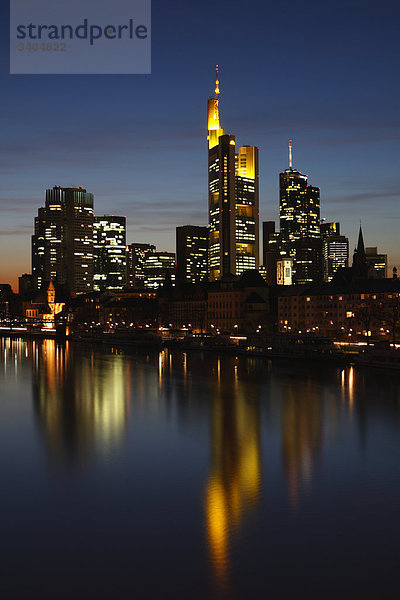 Skyline von Frankfurt in der Abenddämmerung  Deutschland