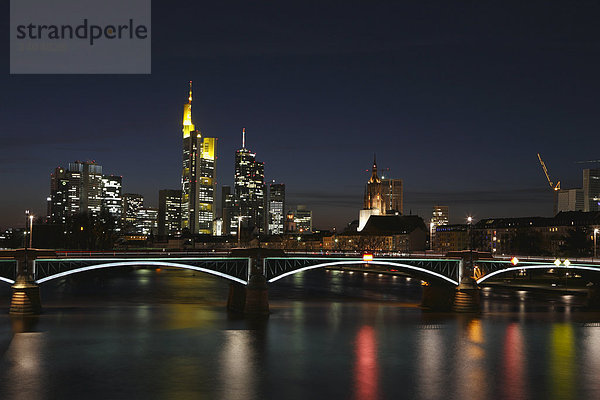 Skyline von Frankfurt bei Nacht  Deutschland