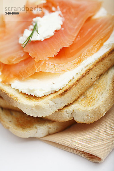 Toastbrot mit Frischkäse und Räucherlachs  Close-up