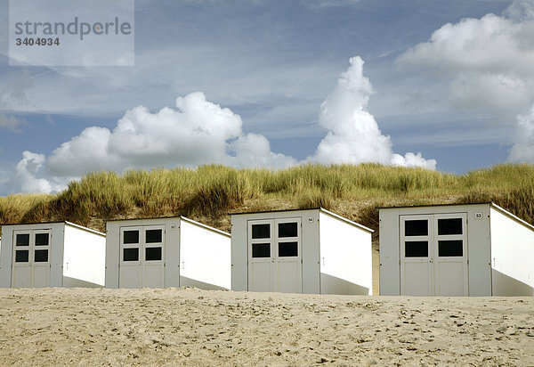 Strandhäuser am Strand von Texel  Niederlande  Flachwinkelansicht