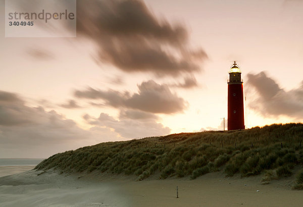 Leuchtturm am Strand von Texel bei Sonnenaufgang  Niederlande