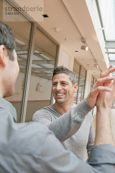 Zwei Männer machen High Five