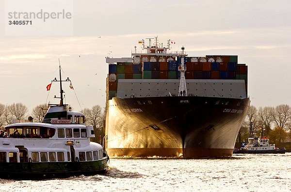 Schlepper ziehen Containerschiff  Hamburg  Deutschland