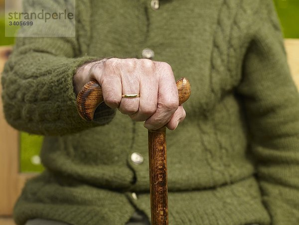 Senior hält Hand an Stock  close-up