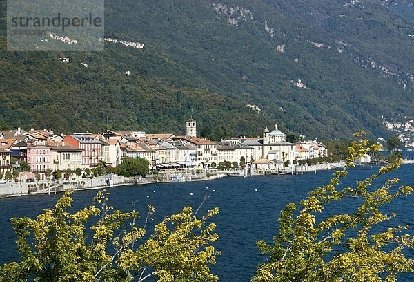 Blick auf Cannobio und Lago Maggiore  Piemont  Italien  Erhöhte Ansicht