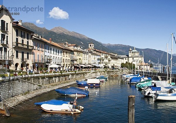 Boote im Hafenbecken von Cannobio  Piemont  Italien