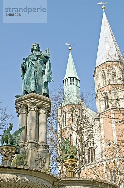 Statue von Heinrich dem Löwen vor der Katharinenkirche  Braunschweig  Deutschland  Flachwinkelansicht