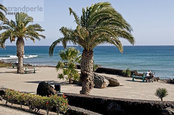 Uferpromenade in Puerto del Carmen  Lanzarote  Spanien  Erhöhte Ansicht