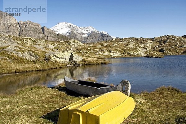Zwei Boote am Seeufer  Kanton Graubünden  Schweiz