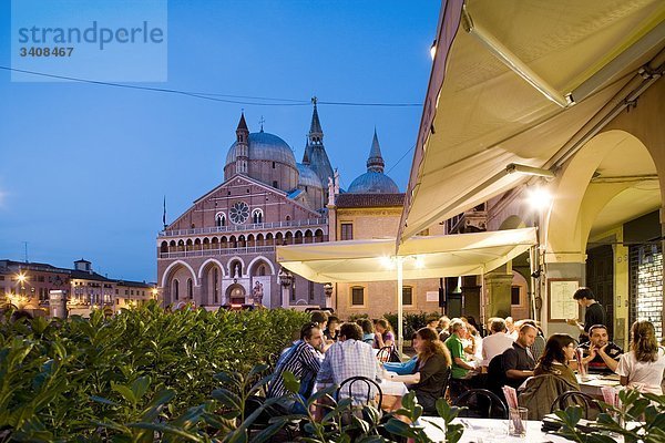 Menschen in einem Restaurant  Basilica di Sant Antonio im Hintergrund  Padua  Italien