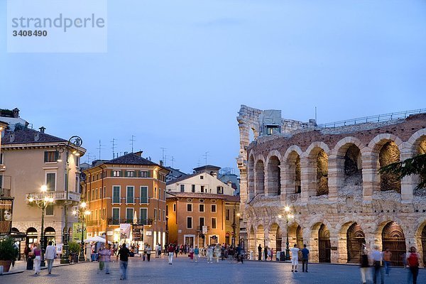 Menschen auf einem Platz (Piazza Bra) am Amphitheater  Verona  Italien